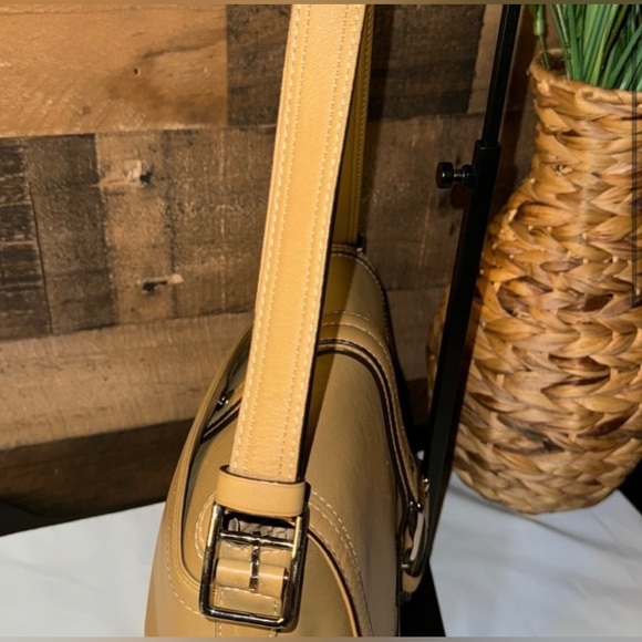 EUC Vintage Coach F11196 Leather
Hampton Tan Shoulder/Crossbody Bag - Picture 4 of 9